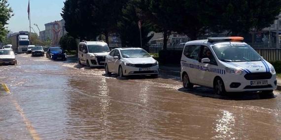 Altyapı çalışması sırasında ana su hattı patladı, ilçe sular altında kaldı