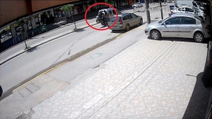 araca-carpan-motosiklet-takla-atti-1-kisi-yaralandi-vnzllksk.jpg