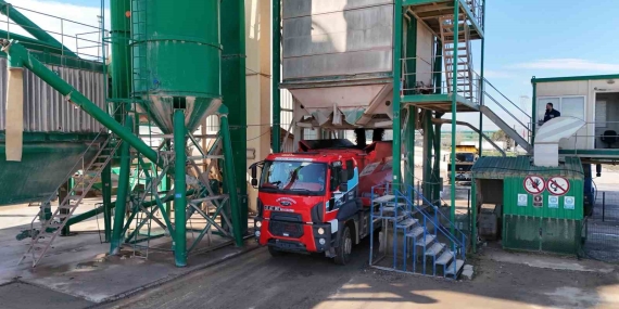Büyükşehir, saatte 240 ton asfalt üretiyor