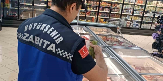 Büyükşehir zabıtasından market denetimi