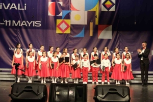 buyuksehirin-cocuk-korosuna-ritmik-uyumda-basari-odulu-1fIlTzQS.jpg
