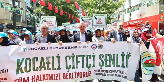 Çiftçilerin korteji renkli görüntülere sahne oldu