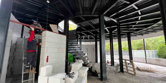 Deniz ve orman manzarası eşliğinde kitaplarını okuyacaklar