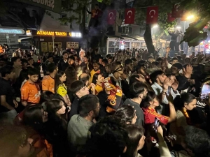fenerbahce-formasi-ile-galatasarayin-sampiyonlugunu-kutladi-qViXefQk.jpg