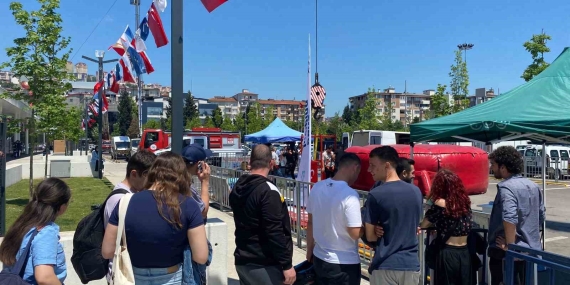 Gökyüzünde adrenalin dolu anlar: Çanakkale türküsünü söyledi
