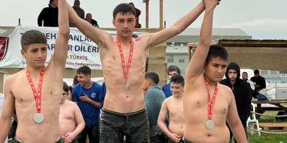 Gölcüklü pehlivanlar başarıya doymuyor