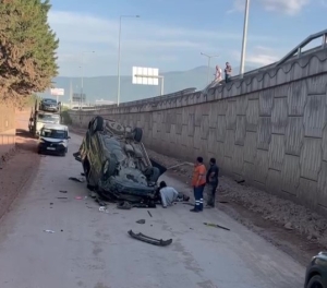 hafif-ticari-arac-5-metre-yukseklikten-ucarak-ters-dondu-2-yarali-dajdFsFM.jpg