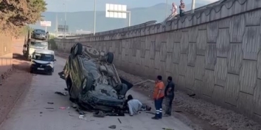 hafif-ticari-arac-5-metre-yukseklikten-ucarak-ters-dondu-2-yarali-dajdFsFM.jpg