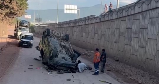 Hafif ticari araç 5 metre yükseklikten uçarak ters döndü: 2 yaralı
