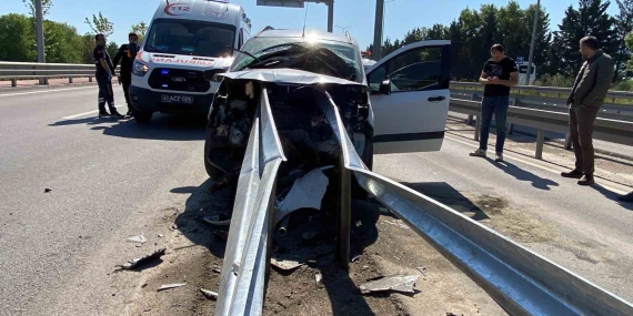 Hafif ticari araç bariyere saplandı