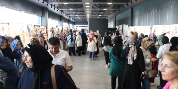 İZMEK’ten muhteşem defile ve yılsonu sergisi