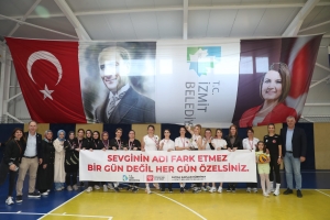 izmit-belediyesinden-anneler-gunune-ozel-renkli-turnuva-WwW7etyG.jpeg