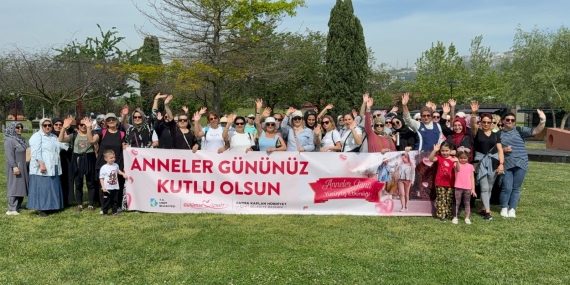 İzmit Belediyesinden anneleri gülümseten yürüyüş