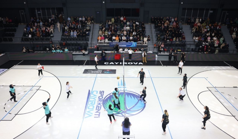 Kadın kursiyerler voleybol maçında hünerlerini konuşturdu