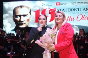 kapanca-sokakta-19-mayis-coskusu-reyhan-karaca-konseriyle-taclandi-iMfqBsR2.jpeg
