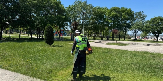 Kartepe’de yeşil alanlara düzenli bakım