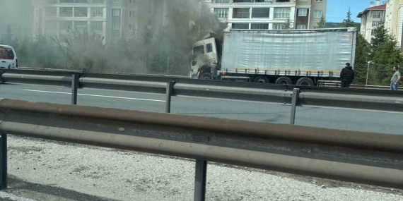 Kocaeli’de alevlere teslim olan tır, itfaiye ekiplerince söndürüldü