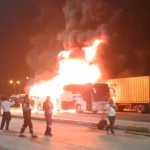 kocaelide-park-halindeki-otobus-alev-alev-yandi-MY8Qw9ju.jpg