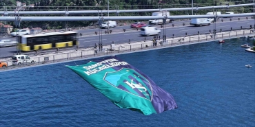 kocaelisporun-bayragi-istanbul-bogazinda-dalgalandi-CkOsykh6.jpg