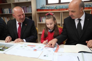 kucuk-baskaninin-talimatlari-yerine-getiriliyor-SwGDQscO.jpg