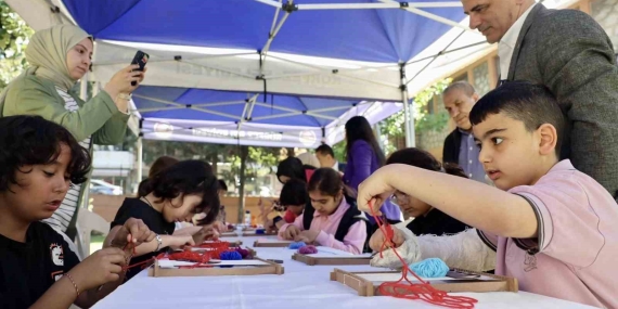 Minik eller Hereke halısı dokudu