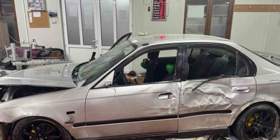 Otomobilin camiye daldığı anların güvenlik kamerası ortaya çıktı