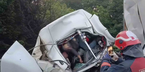 Otoyolda feci kaza: Kağıt gibi ezilen kamyonun kupasında sıkışarak hayatını kaybetti