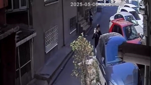 park-halindeki-araca-tas-ve-yumruklarla-saldirdi-hicbir-sey-olmamis-gibi-yoluna-devam-etti-Z54HVC1v.jpg