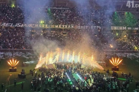 Kocaelispor camiası kupayı ünlü isimlerle kutladı