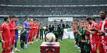 sampiyon-kocaelispor-son-macina-alkislarla-cikti-TDeFQbwI.jpg