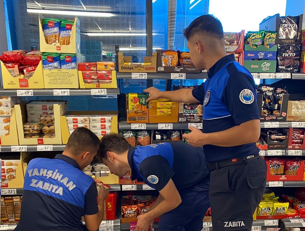 Vatandaş şikayet etti, marketten binlerce tarihi geçmiş ürün çıktı