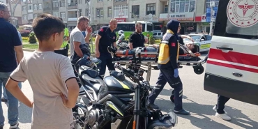 OTOMOBİL İLE ÇARPIŞAN MOTOSİKLET SÜRÜCÜSÜ YARALANDI