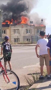 TAMİRATI YAPILAN ÇATI ALEV ALEV YANDI