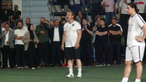 agiralioglu-hali-sahada-mac-yapti-ortaya-renkli-goruntuler-cikti-ByseqV6X.jpg