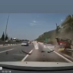 bariyerlere-girip-takla-atti-7-yarali-OiTfDwWD.jpg