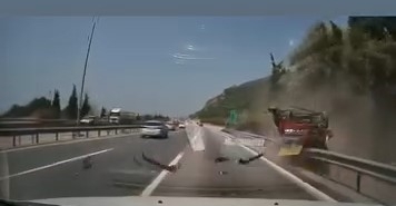 bariyerlere-girip-takla-atti-7-yarali-OiTfDwWD.jpg