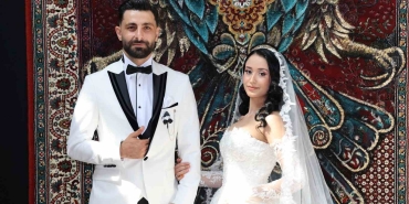 fotograf-cekimine-gelen-gelin-ve-damat-festivale-renk-katti-df867gvL.jpg