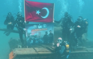jandarma-teskilatinin-186-yildonumunu-su-altina-kutladilar-xsZXGJ9Z.jpg