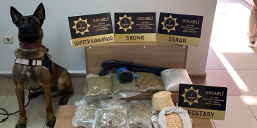 kocaelinde-uyusturucu-operasyonu-9-bin-900-ecstasy-hap-ele-gecirildi-Vdf238QE.jpg