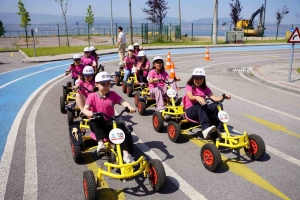 minikler-trafik-kurallarini-egitim-parkinda-ogreniyor-hUZ1nEij.jpg
