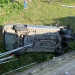 otomobil-2-metre-yukseklikten-dustu-surucu-kazayi-yara-almadan-atlatti-4FxgQ4uS.jpg
