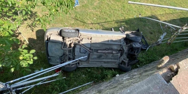 otomobil-2-metre-yukseklikten-dustu-surucu-kazayi-yara-almadan-atlatti-4FxgQ4uS.jpg