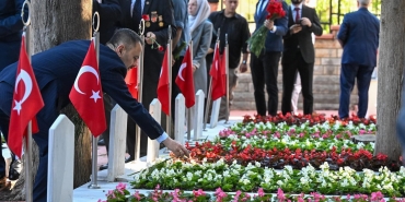 sehitliklerde-huzunlu-bayram-BYRfJBZT.jpg