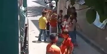 temizlik-personellnin-hareketi-yurekleri-isitti-gIuC3lE5.jpg