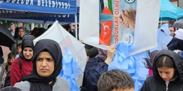 yuzlerce-kisi-yagmur-altinda-filistin-icin-tek-yurek-oldu-4uBavHa1.jpg