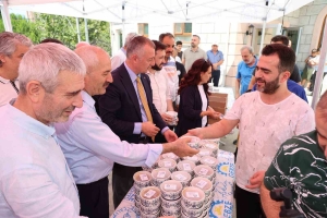 CUMA NAMAZI SONRASI AŞURE DAĞITILDI