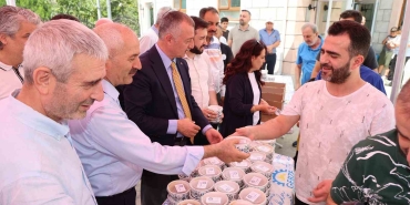 CUMA NAMAZI SONRASI AŞURE DAĞITILDI