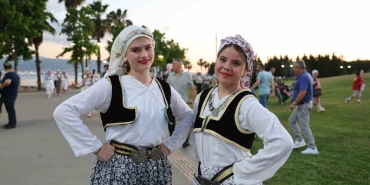 balkan-halk-danslari-izmit-sokaklarini-solene-cevirdi-z4CFAN5W.jpg