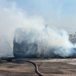 cikan-yanginda-paletler-kul-oldu-minibus-ise-demir-yiginina-dondu-bPsUti4X.jpg