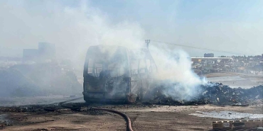 cikan-yanginda-paletler-kul-oldu-minibus-ise-demir-yiginina-dondu-bPsUti4X.jpg